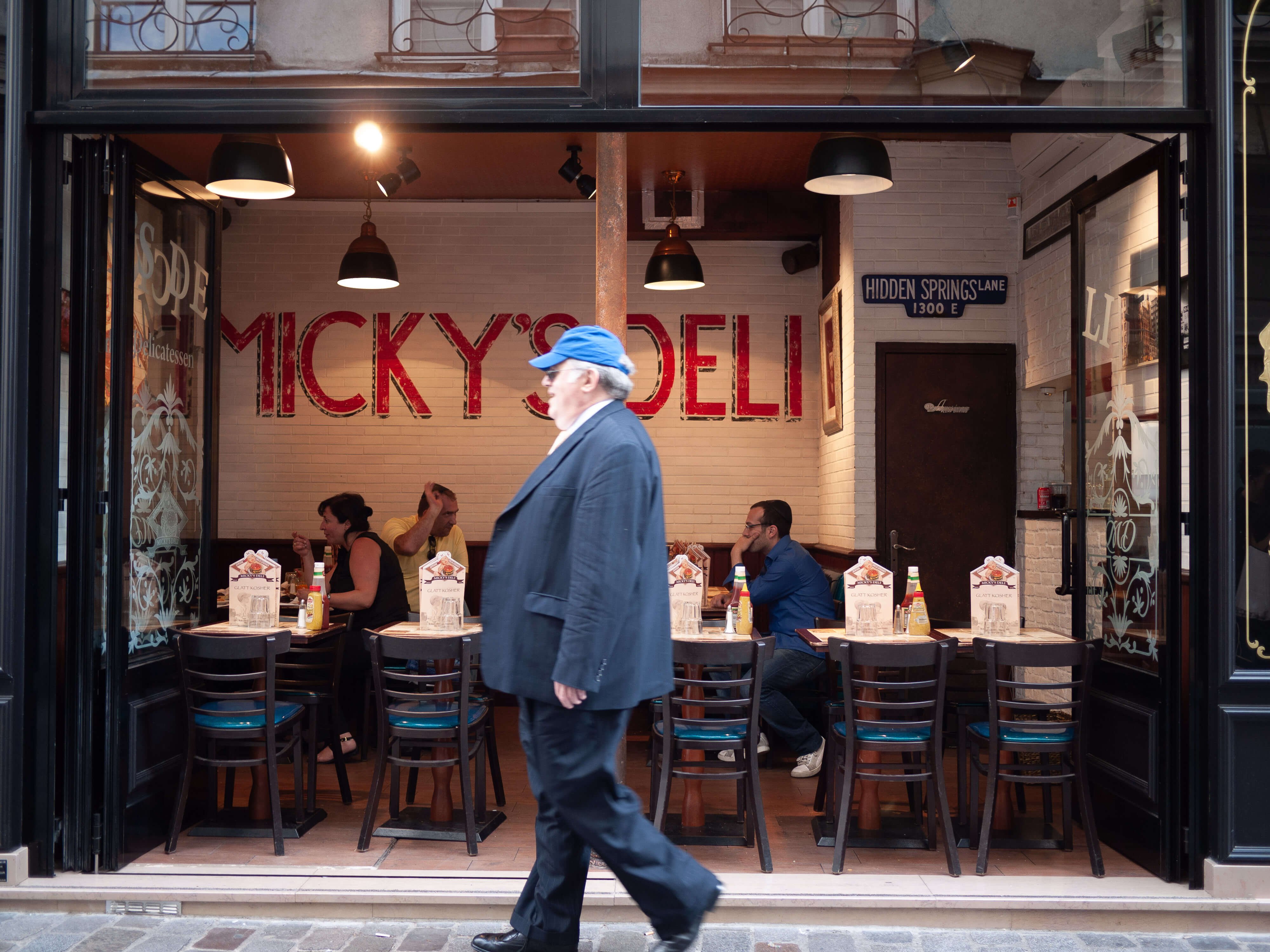 Tricky moment in rue des Rosiers